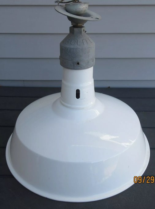 RusticTrove's tweet photo. #industrial #Rustic #RusticLiving #Barnlight #GasStation #ModernLiving #HomeDecorVintage Abolite White 16" Industrial Barn Light Gas Station Porcelain Enamel https://t.co/PA8R7tCeJZ⦠#eBay via@eBay https://t.co/FYstedmyq8