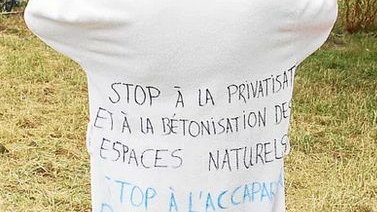 MorizurC's tweet photo. A la Une de "La Revue de la Z'maine"de PrendreParti : 3 associations pour 1 "Dimanche d'EAUtomne", le centre de thalasso qui va bétonner une plage populaire du Morbihan, mobilisation en mer pour stopper la pieuvre Bolloré, le fascisme et la bollosphère... https://t.co/Pb5huhXduQ https://t.co/hcpg0HsSFp