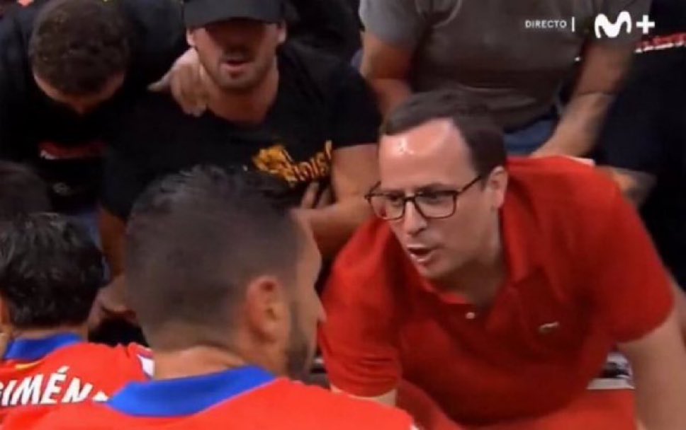 Koke: Claro, si es que vendeis la miel del oso antes de cazarlo
Leo: La piel, la piel del oso. La miel la hacen las abejas
Koke: Y los osos
Leo: ¡Qué no!
Koke: ¡Qué si!
Leo: ¿Cómo van a hacer miel los osos?
Koke: ¿Pero por qué te crees que van así vestidos los mielicultores? Es