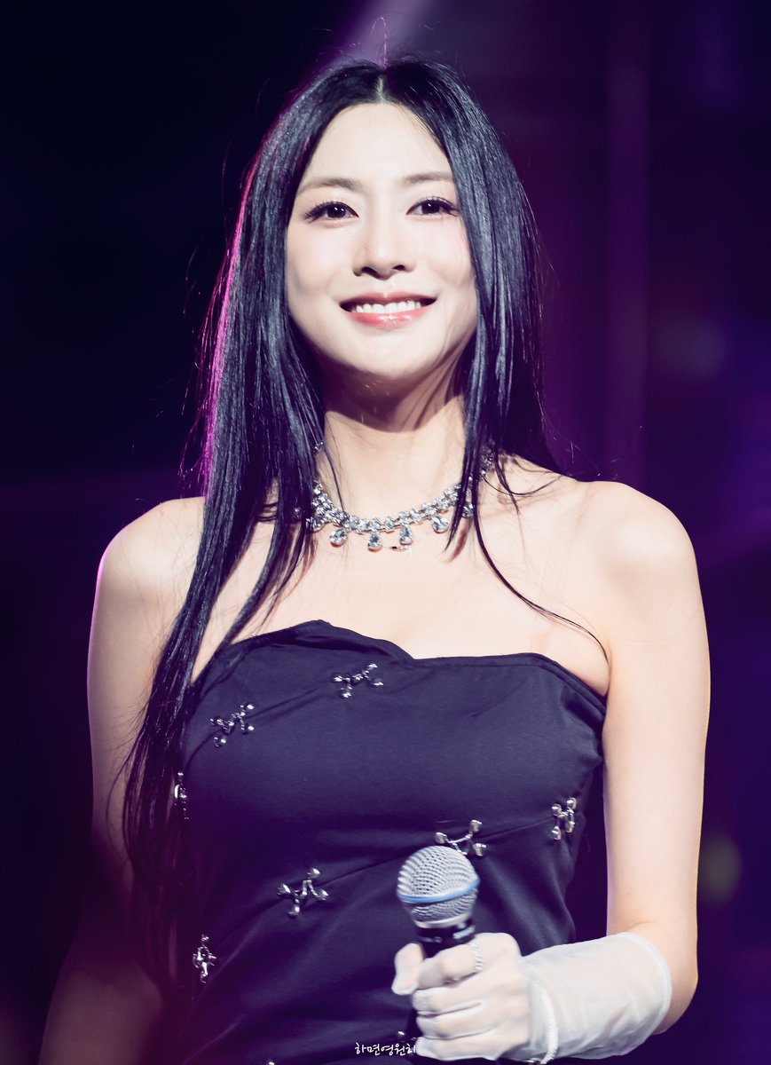 24.09.29 HQ

#에이핑크 #APINK
#오하영 #하영 #HAYOUNG

<a href="/Apinkohy/">오하영</a>