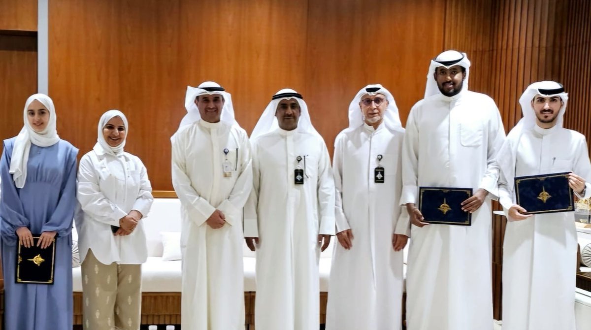 #أكاديميا #التطبيقي
الفجام: أداءٌ عالٍ ومحترف لطلبة «التطبيقي» في دوري المناظرات

كرّم أعضاء فريق طلبة المناظرات المتميزين لحصولهم على المركز الأول acakuw.com/archives/184492