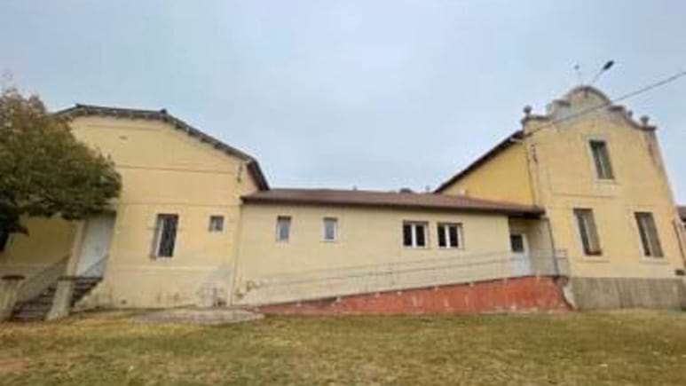 🏠Analitzem la creació de fins a sis habitatges a l’edifici de les antigues escoles de Vinyoles de #lesMasiesdeVoltregà per a lloguer social. La voluntat municipal és que l’edifici es destini a allotjament dotacional per a diferents col·lectius per al relleu generacional. #om311