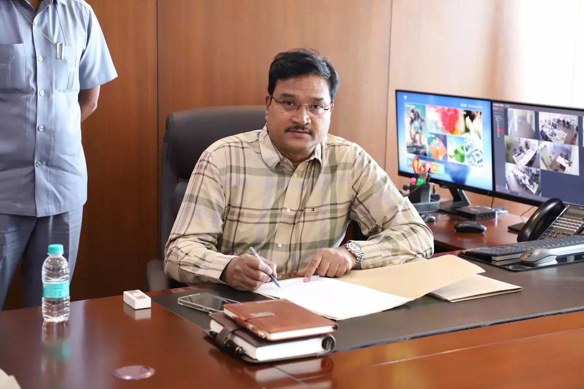 Hyderabad_Mail's tweet image. HYDRAA has no role in surveys or demolitions near the Musi River. No markings or evacuations have been made by HYDRAA in the Musi catchment area. The Musi beautification project is being led by the #MusiRiverfrontDevelopment Corporation.  — AV Ranganath, Commissioner #HYDRAA