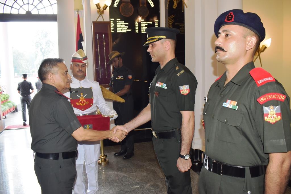 HQ_IDS_India's tweet photo. #CDS, also visited #Chetwode Hall, #Gurukul the new Academic Block and #VikramBatra Gentlemen Cadets' Mess at the Indian Military Academy.
He lauded the overall management & training infrastructure at the premier training establishment of the #IndianArmy.
#MilitaryTraining
@DefenceMinIndia
@SethSanjayMP
@giridhararamane
@artrac_ia