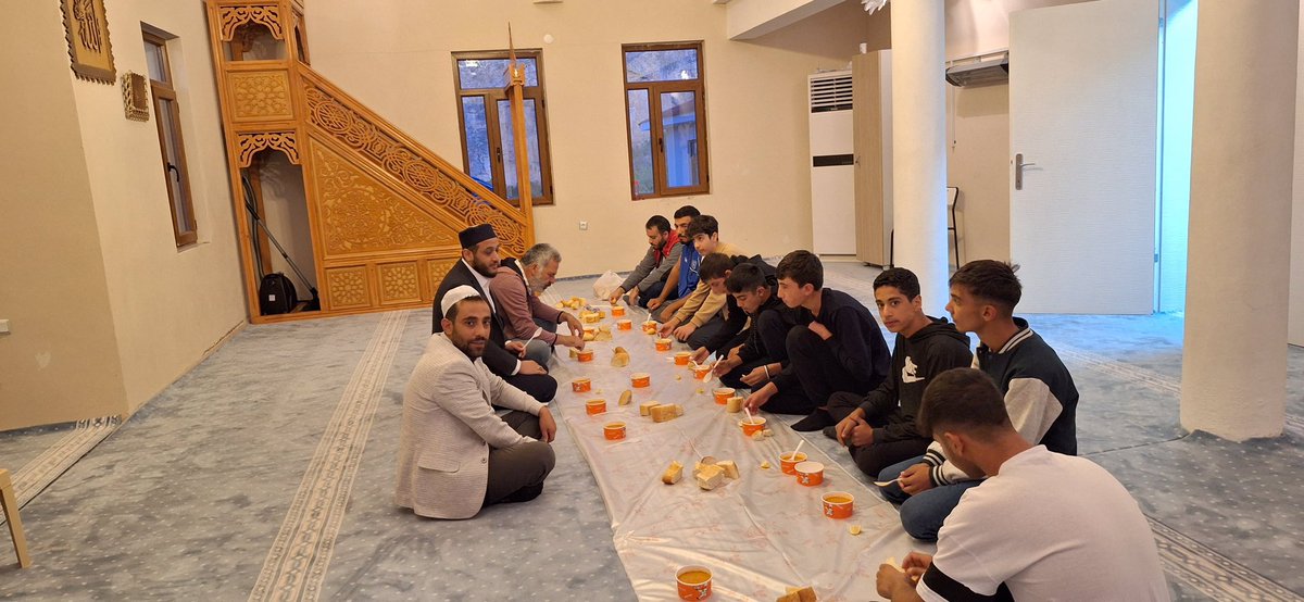 Tunceli Çemişgezek Gençlik Merkezi (@gsb_cemisgezkgm) on Twitter photo #gençlersabahnamazındabuluşuyor projesi kapsamında Çemişgezek Gençlik Merkezi olarak gençlerimizle aynı safta omuz omuza kıyama durduk. Sonrasında ise sıcacık çorba ile içimiz ısındı. 🕌🌙 <a href="/gencliksporbak/">Gençlik ve Spor Bakanlığı 🇹🇷</a> <a href="/GSBgenclik/">Gençlik Hizmetleri</a> <a href="/OA_BAK/">Dr. Osman Aşkın Bak</a> <a href="/lokmanekinci1/">Lokman EKİNCİ</a> #gençlersabahnamazındabuluşuyor projesi kapsamında Çemişgezek Gençlik Merkezi olarak gençlerimizle aynı safta omuz omuza kıyama durduk. Sonrasında ise sıcacık çorba ile içimiz ısındı. 🕌🌙 <a href="/gencliksporbak/">Gençlik ve Spor Bakanlığı 🇹🇷</a> <a href="/GSBgenclik/">Gençlik Hizmetleri</a> <a href="/OA_BAK/">Dr. Osman Aşkın Bak</a> <a href="/lokmanekinci1/">Lokman EKİNCİ</a>