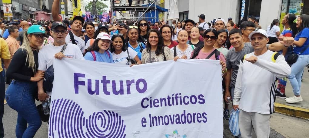 A dos meses de la victoria del Pdte <a href="/NicolasMaduro/">Nicolás Maduro</a> el sector Científico, Tecnológico e Innovador se sumó a la celebración 🎇

La Mtra <a href="/Gabrielasjr/">Gabriela Jiménez</a> celebró la presencia del sector que ratifica en las calles el apoyo al mandatario y al proyecto Bolivariano 🇻🇪

#CienciaParaLaVida