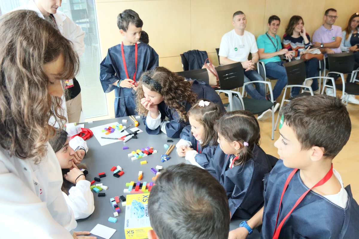 CNIC_CARDIO's tweet photo. Estas son algunas de las actividades que se disfrutaron en el @CNIC_CARDIO durante la #NocheEuropeaInvestigadores #EuropeanResearchersNight🚀

🫀 ¿Alguna vez te has preguntado cómo funciona tu corazón y a quién puedes donar sangre?
🧠 Cuida tu corazón para proteger el cerebro: conoce un laboratorio de #neurociencia
🧬 ADN-Aventura: ¡Explora y edita!
🔬 Modelos genéticos prácticos de desarrollo cardíaco y #CardiopatíasCongénitas
💻 Diseñando los #fármacos del futuro: Una experiencia inmersiva con #RealidadVirtual

#InvestigaciónCardiovascular #CNIC