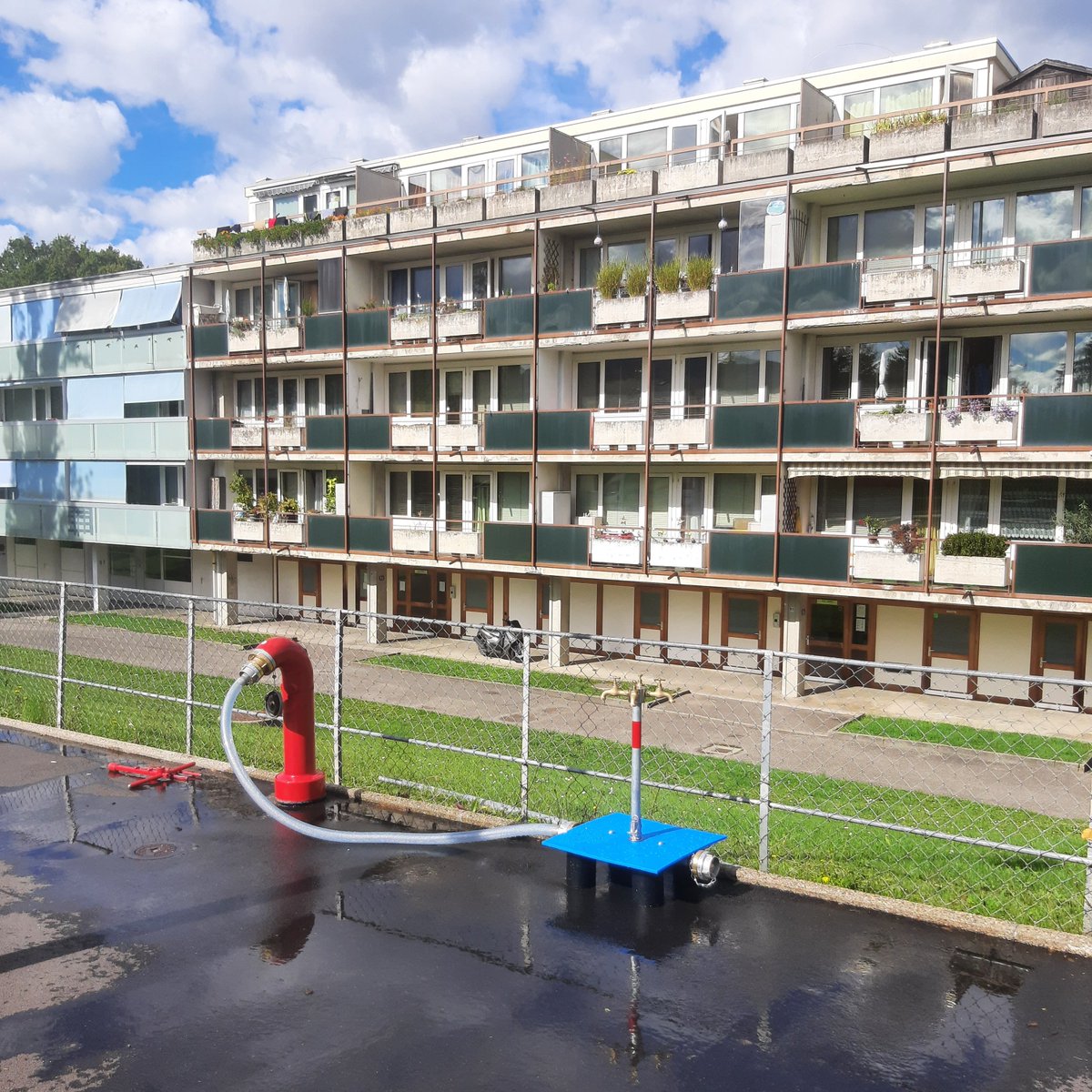 L’eau impropre à la consommation ne touche pas systématiquement tout le territoire des communes concernées. SIG publie sur son site internet des cartes et la liste des adresses qui sont potentiellement touchées par une eau impropre : ww2.sig-ge.ch/actualites/eau…