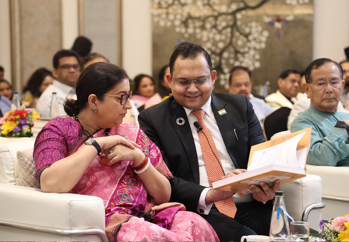 ipranavgupta's tweet photo. Popularly known as a celebrity politician, Smt Smriti Zubin Irani Ji @smritiirani, is also an #author &amp; #social innovator. It was truly an honour to share the stage with a highly intellectual &amp; witty personality like hers. https://t.co/igxG7AOkdJ