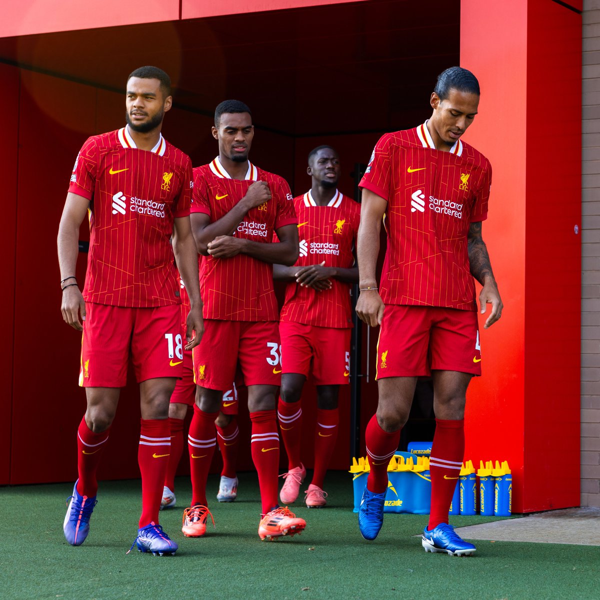 Gakpo, Gravenberch, Konate and Virgil walking over for the squad photo 