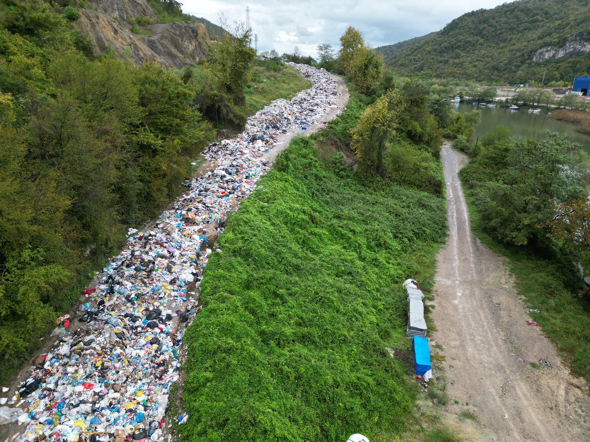 csbgovtr's tweet photo. Bakanlığımız Bartın İl Müdürlüğü ekiplerimizce, şehir merkezine 9 kilometre uzaklıktaki İnkumu Vahşi Çöp Döküm Sahası’na giden yola hafta sonu tonlarca çöp döküldüğü tespit edilmiştir. 

Konuyla ilgili Bakanlığımızca inceleme başlatılmış; çöplerin hangi kurum veya kişiler tarafından döküldüğü araştırılırken, tespitin yapılmasıyla çevreyi kirletenler hakkında Çevre Kanununa istinaden gerekli işlem yapılacaktır. 

Kamuoyuna saygıyla duyurulur.
