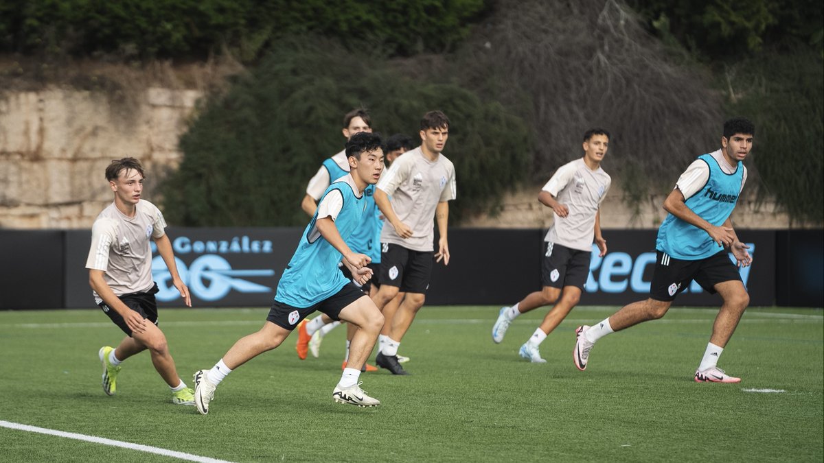 wakatakegroup's tweet image. Hard work always pays off! 📈

Now fully settled in Vigo and proudly wearing their new football kits, our young players have kicked off their first training sessions at the @RCCelta facilities ⚽️💪

#GrassrootsFootball #ImmersionPrograms #RCCelta #VamosWakatake
