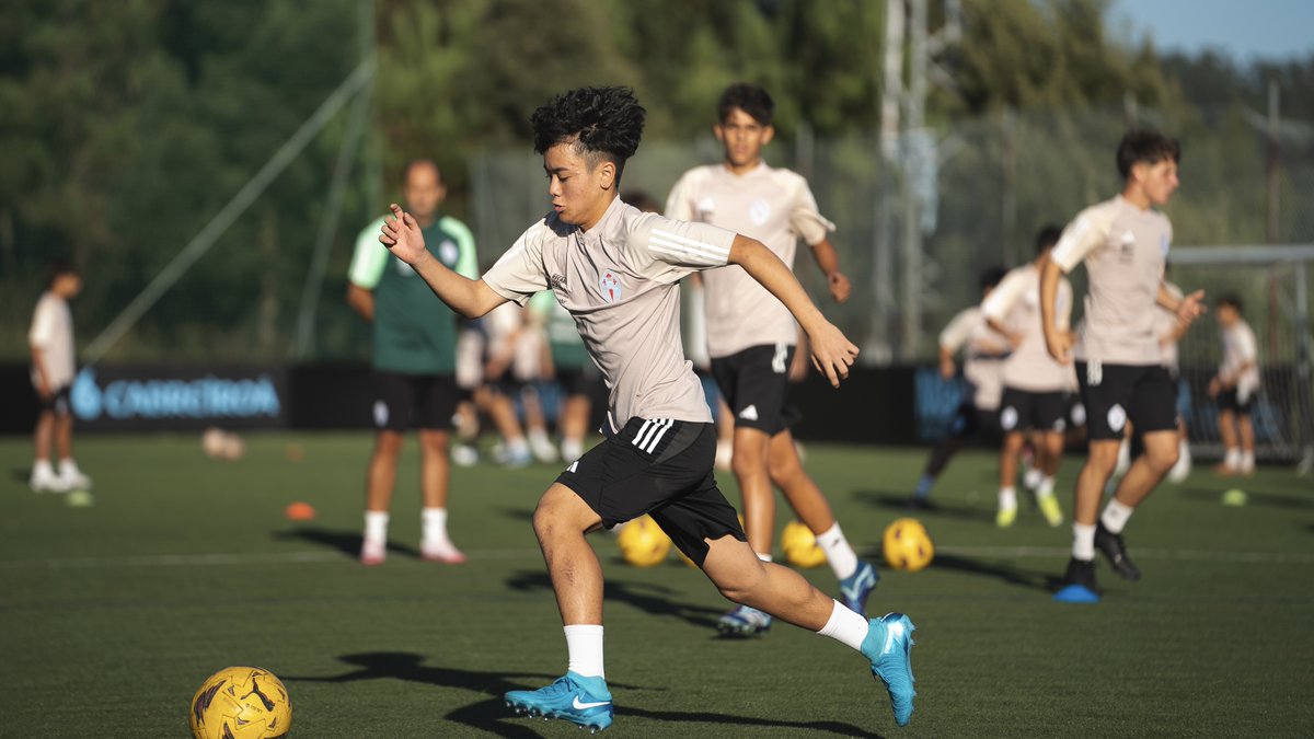 wakatakegroup's tweet image. Hard work always pays off! 📈

Now fully settled in Vigo and proudly wearing their new football kits, our young players have kicked off their first training sessions at the @RCCelta facilities ⚽️💪

#GrassrootsFootball #ImmersionPrograms #RCCelta #VamosWakatake