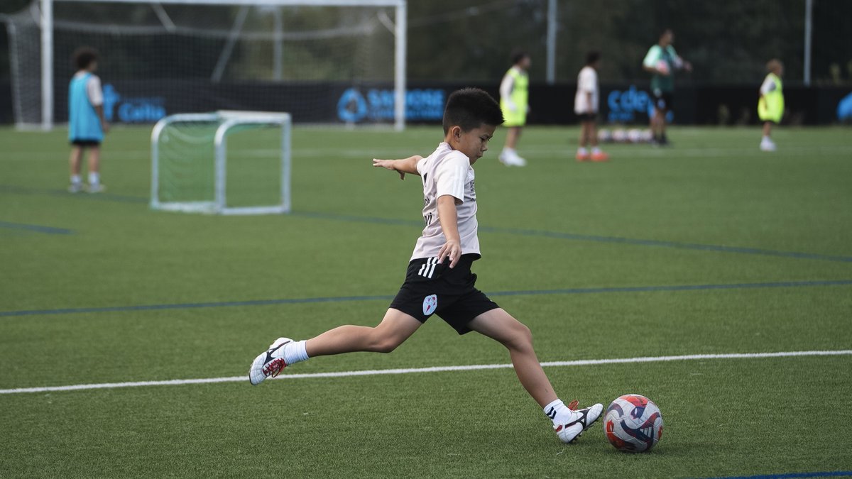 wakatakegroup's tweet image. Hard work always pays off! 📈

Now fully settled in Vigo and proudly wearing their new football kits, our young players have kicked off their first training sessions at the @RCCelta facilities ⚽️💪

#GrassrootsFootball #ImmersionPrograms #RCCelta #VamosWakatake