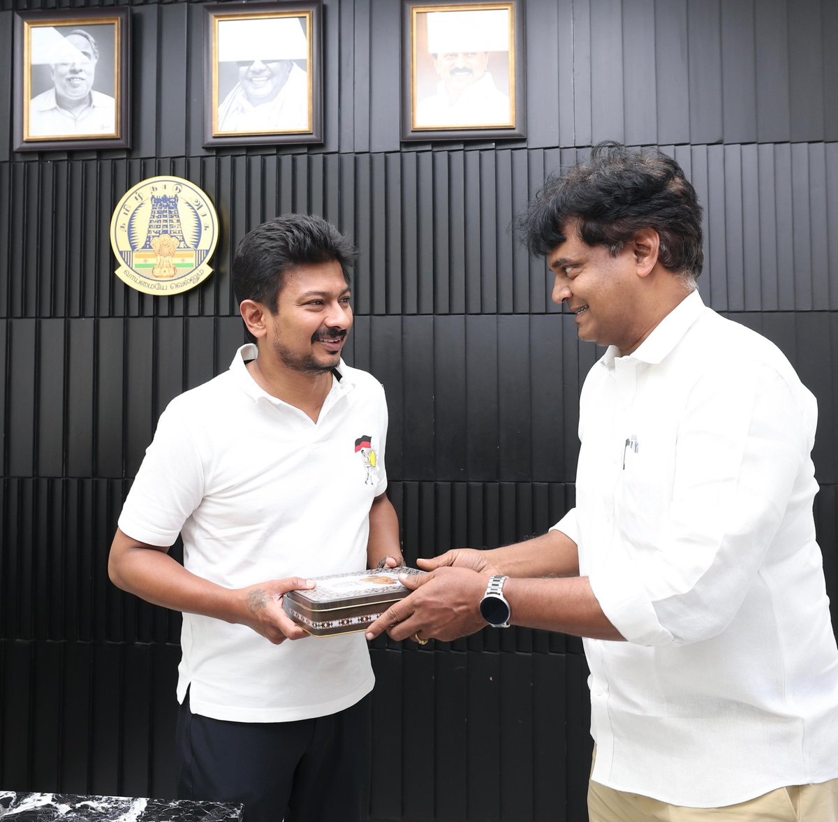 DrKalanidhiV's tweet photo. தமிழ்நாட்டின் துணை முதலமைச்சராக பொறுப்பேற்றுள்ள மாண்புமிகு சின்னவர் Udhayanidhi Stalin அவர்களை நேரில் சந்தித்து வாழ்த்தி மகிழ்ந்தேன்.

@arivalayam
#DMK #DrKalanidhiVeeraswamy https://t.co/V6RNGRRq4i