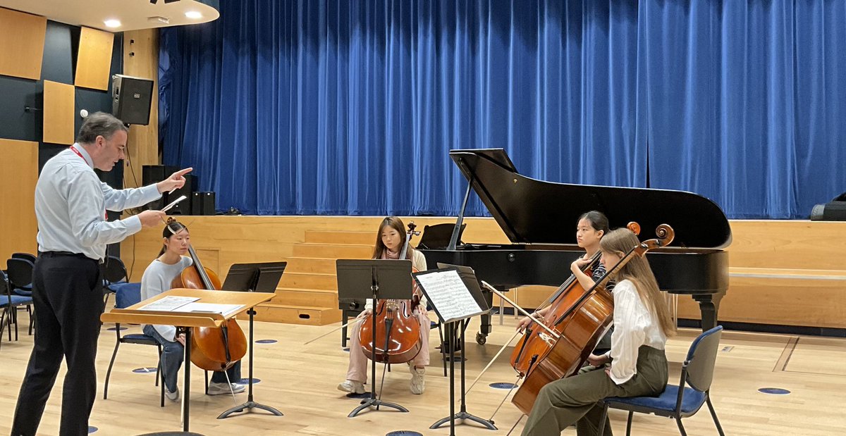 StSwithunsMusic's tweet photo. Many thanks to Andrew Quatermain from @ProCordaCMF who came to lead a chamber music masterclass this morning. Well done to all who participated! @StSwithunsGirls #stswithunsmusic https://t.co/s6WOrxFaYz