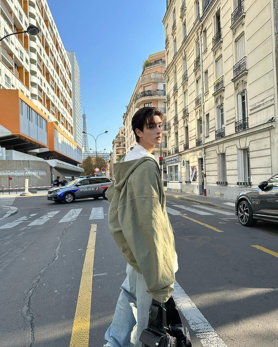 b94210's tweet image. the boyfriend material vibe #KHUNPOL (with #Balanciaga) give us is INSANE, he&apos;s so soft and beautiful 

#BUSbecauseofyouishine
#BalenciagaSummer25