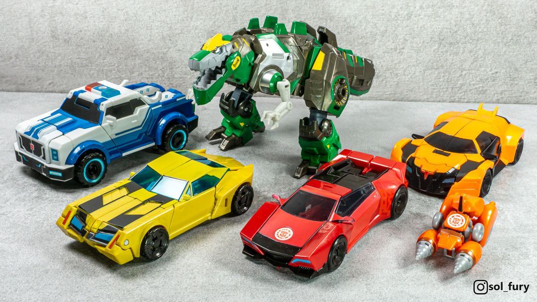 SolFury's tweet image. Fans: can we have a series without Optimus Prime as the leader?
Hasbro: makes Robots in Disguise 2015, starring Bumblebee and his rag-tag team of cadets, rogues, and a Dinobot ex-con.

#transformers 
#robotsindisguise #transformersrobotsindisguise