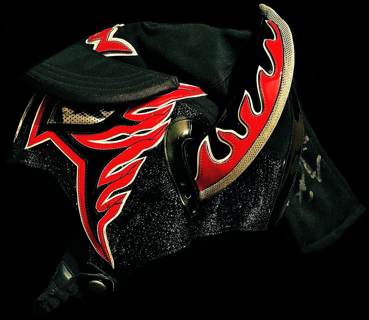 RHP4ever's tweet photo. Black Buffalo @blackbuffalo37 entrance mask worn against Jigsaw @JigsawWRESTLING for the first round of the 2011 Osaka Pro @osakapro Tennozan tournament on Nov. 27, 2011. This mask was made by Lagocean @LAGOCEANSASAKI. #BlackBuffalo #Lagocean #Jigsaw #Tennozan #OsakaPro #osk_pw https://t.co/ExrdjHkMur
