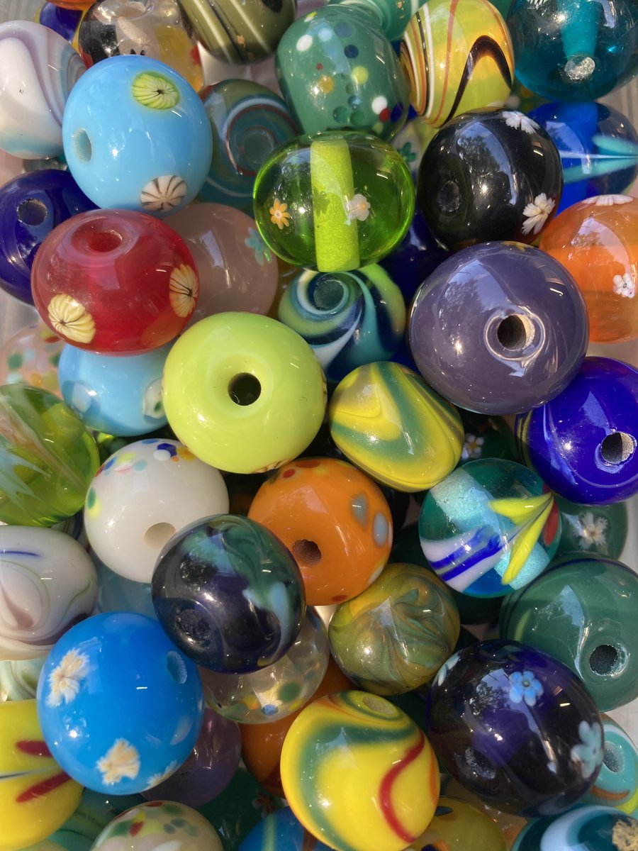 ちょっと面白いこと始めました！
とんぼ玉ガシャポンです！！

中には合計1000円相当の商品が、1〜5個入っております！超お得！！

とんぼ玉には穴が空いておりますので、お家に帰ってアクセサリーにしたり、サンキャッチャーにすることができます。

ぜひ、遊びに来てくださいね！！

#ガシャポン