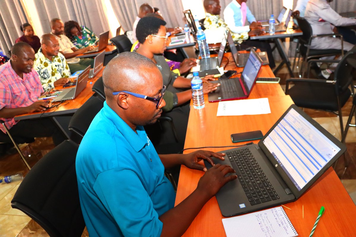 EnabelauBurundi's tweet photo. 1/2 Le logiciel #OpenClinic, de gestion du dossier médical était au cœur d’un atelier de renforcement des compétences organisé du 23 au 27/09 à #Gitega par #PROGISSA du @mspls_bdi avec l’appui de @EnabelauBurundi, pour plus de 50 cadres superviseurs du niveau province & district. https://t.co/BknOMm5zfm