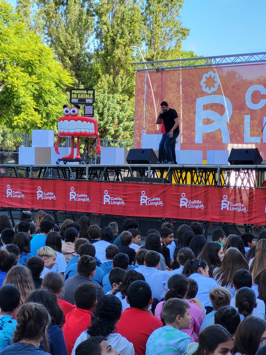 Espectacular inici del @correllenguareus, que ha omplert la plaça de la Llibertat. La Queta l'ha seguit des de l'escenari.

Us animem a participar en els diversos actes que es faran durant un mes i a seguir les xarxes del @correllenguareus

#femcórrerlallengua #ProvemhoEnCatalà