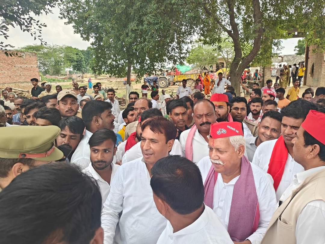उखरा नवाबगंज सरकार द्वारा यादव समाज के गरीबों के घर उजड़ने के बाद की ताजा अपडेट माननीय राष्ट्रीय अध्यक्ष जी द्वारा गठित डेलिगेशन दुखित एवं पीड़ित परिवार के लोगों से मिला उनके दुख और दर्द को सुना पीड़ित परिवारों की समस्याओं को जिलाधिकारी एवं वरिष्ठ पुलिस अधीक्षक से वार्ता मैं रखा