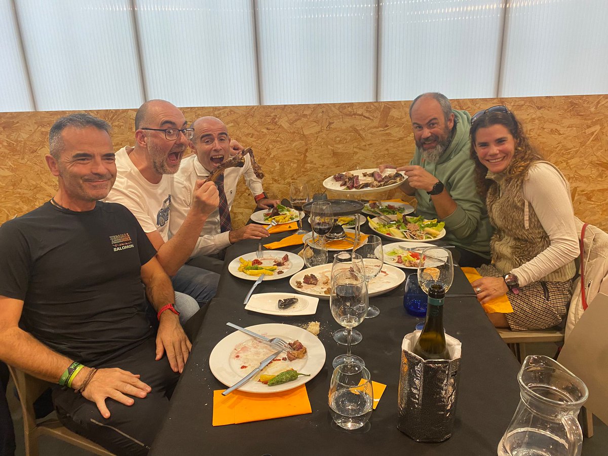 kiroleros's tweet photo. Que hablamos mucho de los txuletones en el programa y algunos se piensan que luego todo se queda en palabrería... 
Irantzu y su medalla CAMPEONA DEL MUNDO de trail, Javier Barrio  (el doc) que nos trajo Omeprazol y Axier que nos regaló la camiseta de @club_la_blanca . 🥩#UnPlacer https://t.co/QPC2uVDIYY