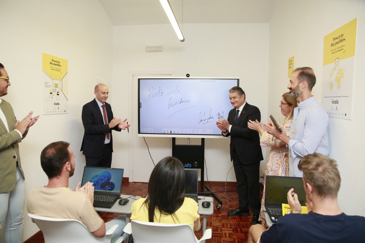 El consejero <a href="/antoniosanz/">Antonio Sanz Cabello</a> inaugura el <a href="/PuntosVuela/">Puntos Vuela</a> en #Archidona.

Y anuncia los Premios Andalucía Vuela que reconocen a quienes transforman la vida digital en nuestros pueblos y barrios. La entrega será en noviembre en el II Congreso de #IA de #Granada.