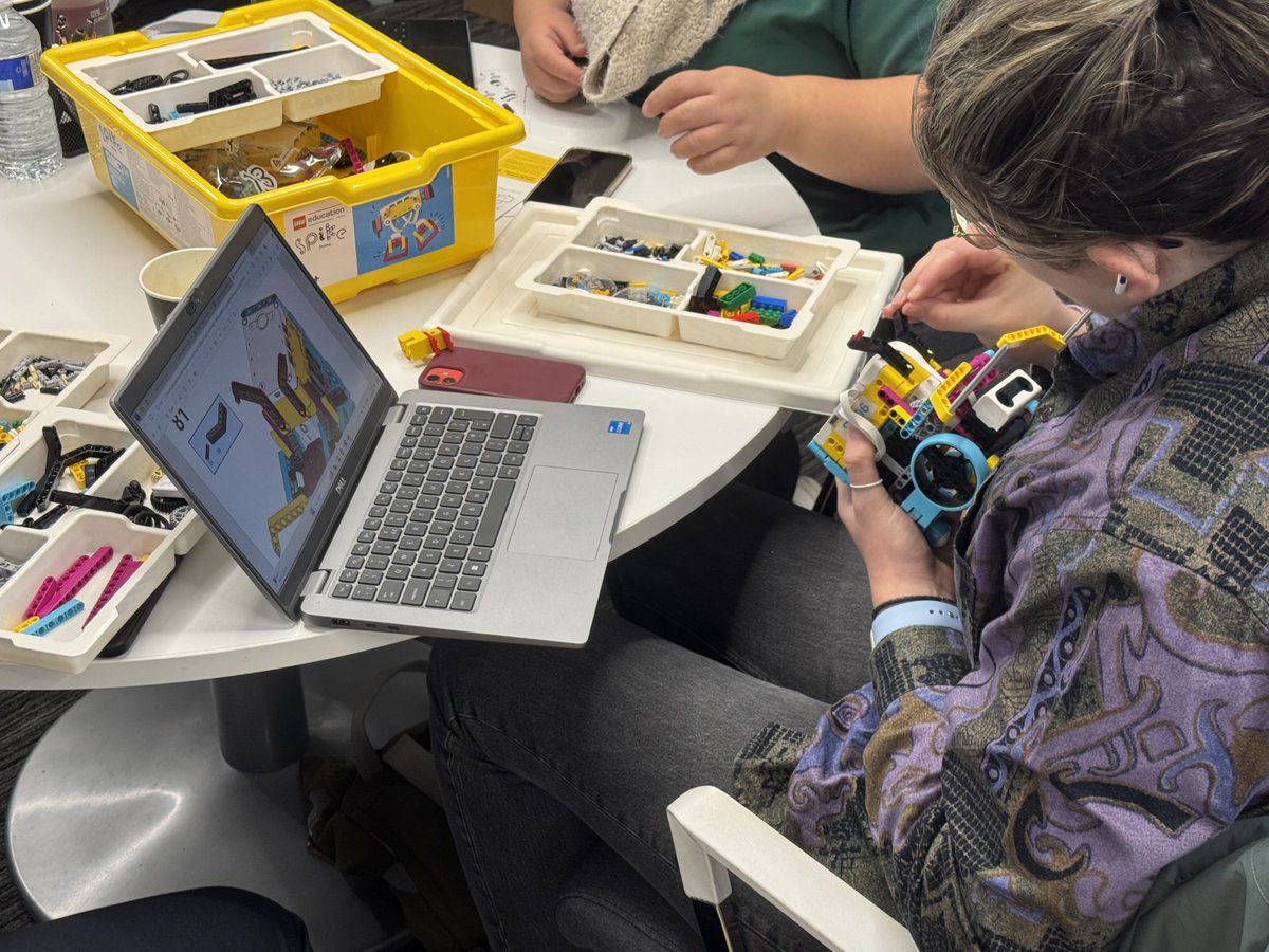 raisingrobots's tweet image. At today’s #CodingSuccess 4 Robot Academy Teacher Training Day, we’re building & coding Grabot… what a robot! 🤖 @LEGO_Education @rafyouthengage @SmallpeiceTrust