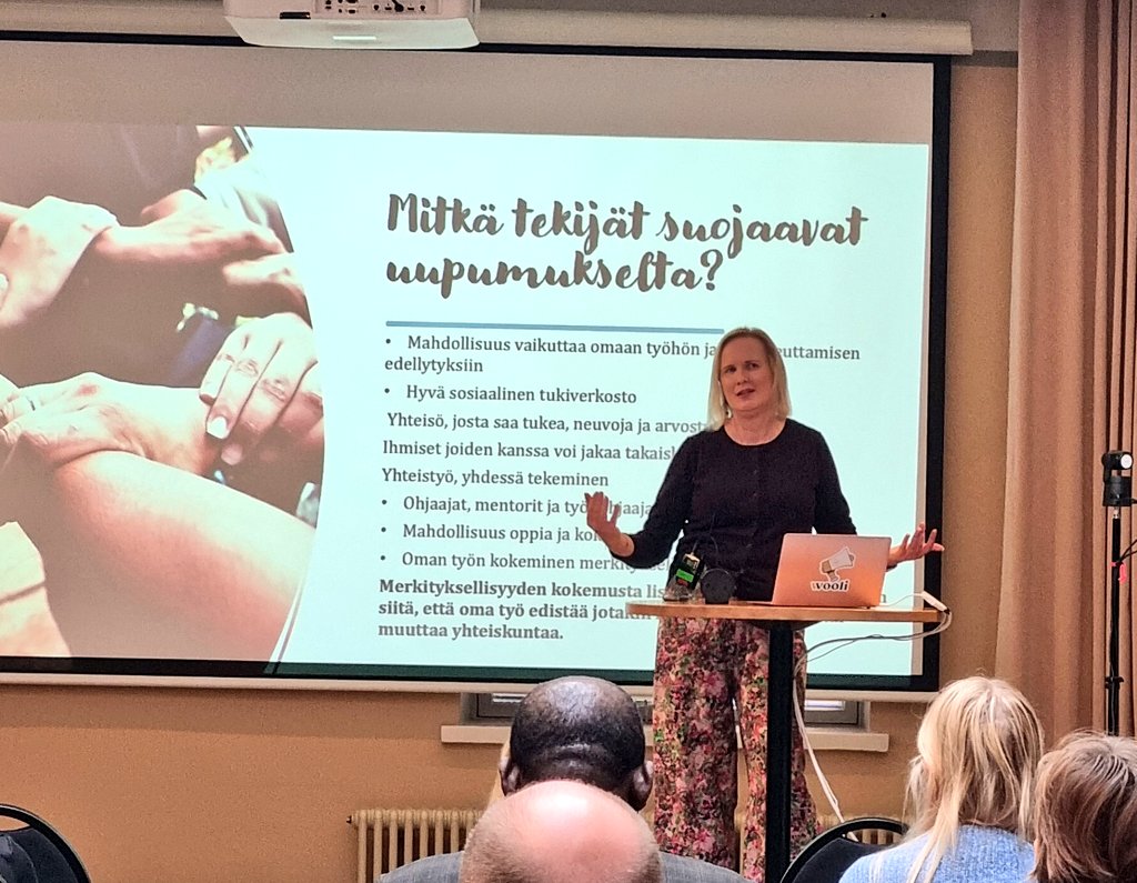 Psykiatri, HY:n tutk.koulun johtaja Niina Keski-Rahkonen muistutti <a href="/Melaviestinta/">Mela</a>'n tieteen ja taiteen #apurahatyhy'päivässä pitkäjänteisen tiede- ja taidepolitiikan tärkeydestä; tieteen/taiteen rikkaus on niiden kyky tuottaa monia uusia versoja kasvamaan erilaisilla tulokulmilla