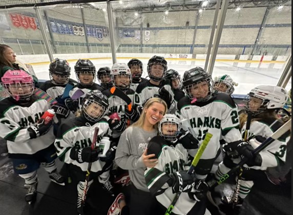 SHU Pioneer Shae Carroll (#23) stopped by Northford to surprise our U10s at their game this weekend! 💚🦈🏒

#ctshorelinesharks #seeitbeit #rolemodel #girlshockey @SHU_WIH