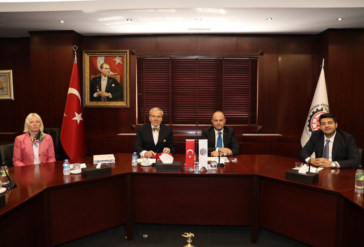 GaziantepTO's tweet photo. 🔶Estonya Ankara Büyükelçisi Väino Reinart, Eşi Kaire Jürgenson, Estonya Mersin Fahri Konsolosu Nebil Taşçı, Gaziantepli iş insanları Meclis Üyemiz Mert Güllüoğlu ve Güven Güzelbey, Odamızı ziyaret etti.

🔸Ziyarette; Gaziantep&Estonya ekonomisi, Estonya'nın sunduğu yatırım fırsatları, ticari ilişkiler ve bu ilişkileri geliştirecek iş birliği olanakları değerlendirildi.