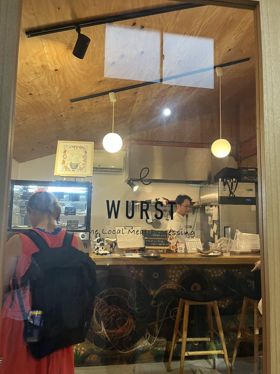 shiramototeppan's tweet image. 和歌山のKISENさんの隣にある加工肉屋さん「WURST」さんの白カビサラミが美味い！！どんどんビールが進んで困る。
ベーコンとかウインナーとかもっと買っておくべきだった…

また和歌山行きたい！

#WURST
#KISEN