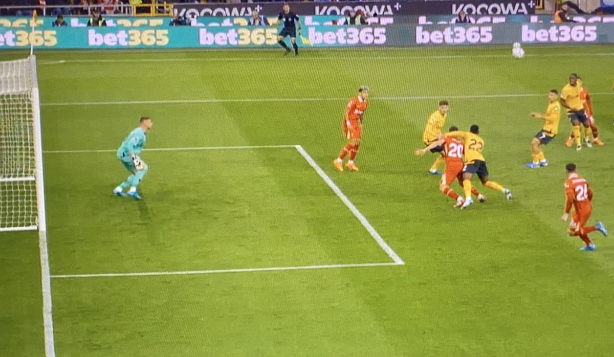 NeilMellor33's tweet image. Anthony Taylor has shown 19 yellow cards in 2 games but no card for this!
Yes, he gave the pen - but no booking 🤔😳#baffling 🟨 
#ReviewShow #LFCTV #LFC