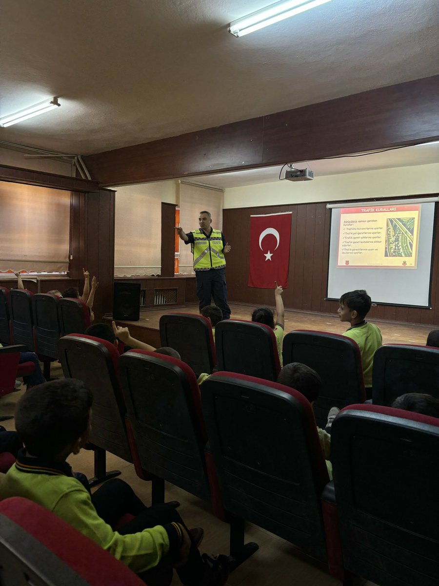 Okulumuza Kilis İl Jandarma Trafik görevlileri gelerek "Güvenli Okul Yolu Projesi" hakkında trafik kuralları ile ilgili eğitim verdi. Kendilerine teşekkür ederiz. <a href="/KilisilJandarma/">Kilis İl Jandarma Komutanlığı</a> <a href="/mehmetkankilinc/">M.Kankılınç</a> <a href="/KilisMem/">Kilis İl Millî Eğitim Müdürlüğü</a> <a href="/akadiraltay47/">Abdulkadir ALTAY</a> <a href="/musabeylimem79/">Musabeyli Milli Eğitim Müdürlüğü</a> <a href="/79musabeyli/">Musabeyli Kaymakamlığı</a>