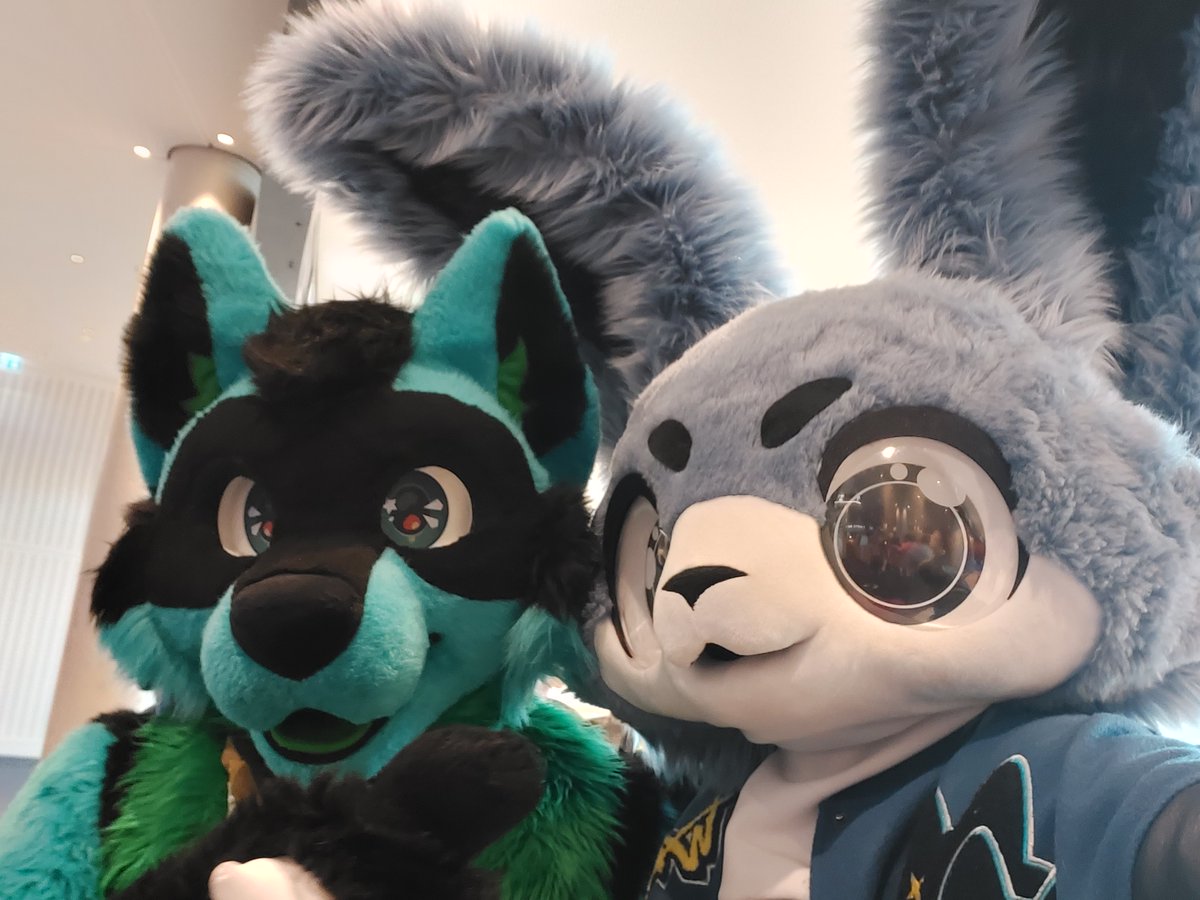 I have found a liking in taking selfies while fursuiting. The pictures tend to end up more blurry and framed horribly, but they have a certain charm to them that I really love &lt;3

(📸in order) 
<a href="/Reptaiin/">Ｋａｌｉｄｏｓ</a> 
<a href="/TheSteelGear/">Steel Gear</a>
<a href="/Lesserkuma/">Lesserkuma</a> 
<a href="/Sweetcario/">Caramel @Furizon</a> 

#EF28 #furry #fursuit