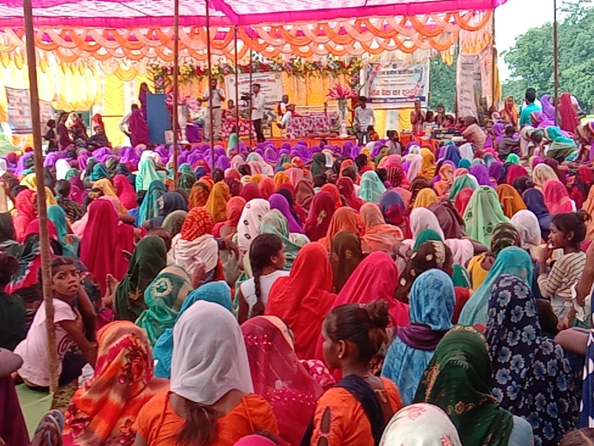 CSingrouli's tweet photo. म०प्र० जल निगम मर्यादित,परि०क्रिया०ई० सिंगरौली द्वारा गोंड देवसर ग्रामीण समूह जल प्रदाय योजना अंतर्गत ग्राम पंचायत बरका में आयोजित वार्षिक कार्यक्रम  में शामिल होकर जल जीवन मिशन की जानकारी उपलब्ध कराई गई। @jal_mp @CollectorSGL @ceosingrauli https://t.co/GZ4aUXRTpI