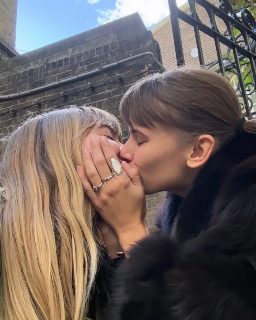 sapphicslike's tweet photo. victoria de angelis and her girlfriend luna passos https://t.co/0XdZwiSG0w