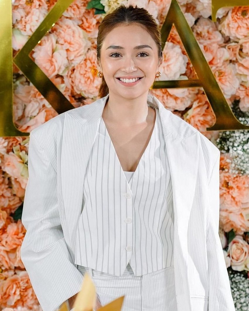 bernardrool's tweet photo. she always has that ceo vibe! forever kathryn "expensive" bernardo 🤍 https://t.co/vR6FeKmnA4