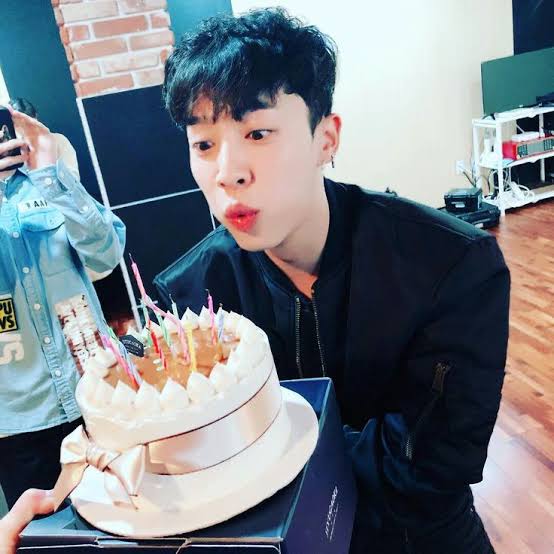 znnrwp_gk's tweet photo. ตัวฉันในวัย 25 ปี อยากบอกเด็กน้อยวัย 14 คนนั้นว่า "ขอบคุณที่เลือกเป็นแฟนคลับบีสท์/ไฮไลท์นะ ผ่านมา 11 ปี เธอยังรักโอปป้าเสมอ นับตั้งแต่นั้นจนตอนนี้เธอได้พลังและกำลังใจจากโอปป้ามาเยอะเลย สู้ชีวิตต่อไปนะคนเก่ง 🥹
'เทียนทั้ง 6 สี มีความหมาย' 🌹💡🫶🏻✨
#LightSelcaDay #B2utySelcaDay https://t.co/Gf9Jz8V1pb