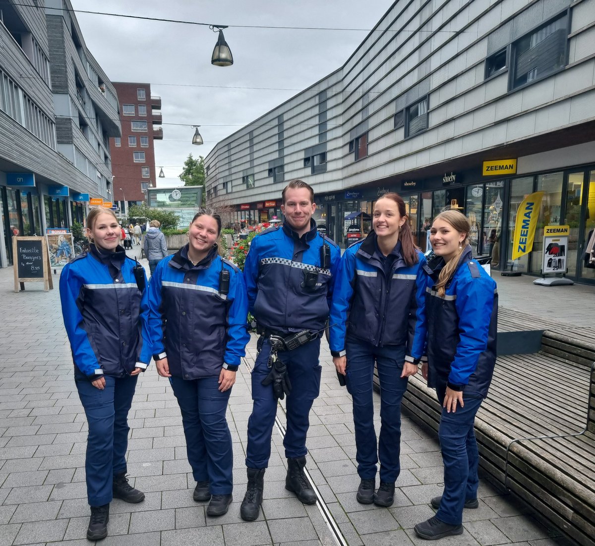 Komende 4 weken, controleert @landstede uniformberoepen,  in samenwerking met #handhavingzwolle,  op de overlast van fietsers/scooters in de #Wade.

Rijd je dus op je scooter of fiets, stap af in het winkel(voetgangers)gebied. 

B.v.d. namens de winkeliers en winkelend publiek.