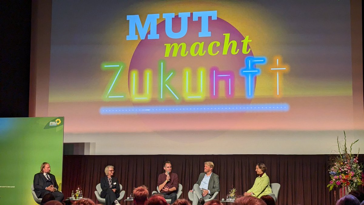 Simon Bull (@mr_sbull) on Twitter photo Spannende Diskussion zwischen <a href="/ToniHofreiter/">Toni Hofreiter</a> <a href="/detzer_sandra/">Sandra Detzer</a> und <a href="/sven_kindler/">Sven Kindler 🇪🇺</a> mit Wirtschaftsweisin Prof. Dr. <a href="/MonikaSchnitzer/">Monika Schnitzer🇺🇦🇪🇺</a> sowie <a href="/MartinGreive/">Martin Greive</a> (<a href="/handelsblatt/">Handelsblatt</a>) über die Idee des "Deutschland-Investitionsfonds" beim heutigen Kongress von <a href="/GrueneBundestag/">Grüne im Bundestag 🇪🇺🏳️🌈</a> 🌻 #Schuldenbremse Spannende Diskussion zwischen <a href="/ToniHofreiter/">Toni Hofreiter</a> <a href="/detzer_sandra/">Sandra Detzer</a> und <a href="/sven_kindler/">Sven Kindler 🇪🇺</a> mit Wirtschaftsweisin Prof. Dr. <a href="/MonikaSchnitzer/">Monika Schnitzer🇺🇦🇪🇺</a> sowie <a href="/MartinGreive/">Martin Greive</a> (<a href="/handelsblatt/">Handelsblatt</a>) über die Idee des "Deutschland-Investitionsfonds" beim heutigen Kongress von <a href="/GrueneBundestag/">Grüne im Bundestag 🇪🇺🏳️🌈</a> 🌻 #Schuldenbremse
