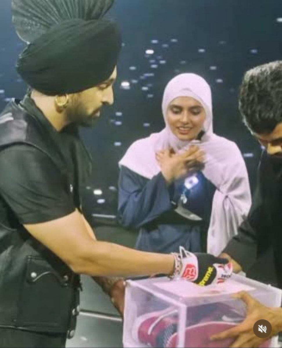 KumaarSaagar's tweet photo. पंजाबी सिंगर ने LIVE CONCERT के दौरान एक पाकिस्तानी लड़की को गिफ्ट दिया।

बड़ा सवाल इतने बड़े Concert में दिलजीत को क्या एक भी हिंदुस्थानी नहीं मिला था। https://t.co/FgSkL6eEBR