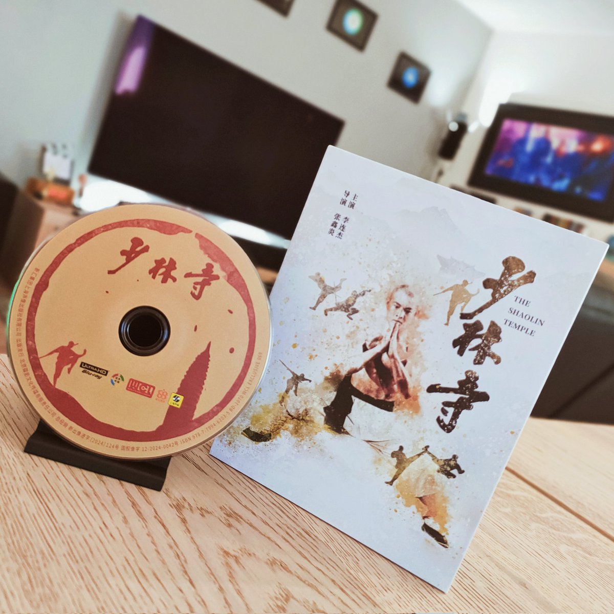 leloupceleste's tweet photo. 📬 L'heure du colis 🇭🇰 : #LeTempleDeShaolin (1982) en édition limitée « WCL » (#069) #4KUltraHD 📀.
Il s'est juré d'apprendre le kung-fu pour venger la mort de son père.
#JetLi #DiskKino #WorldCinemaLibrary
#PhysicalMedia #WeLovePhysicalMedia https://t.co/hz9S5I33XZ
