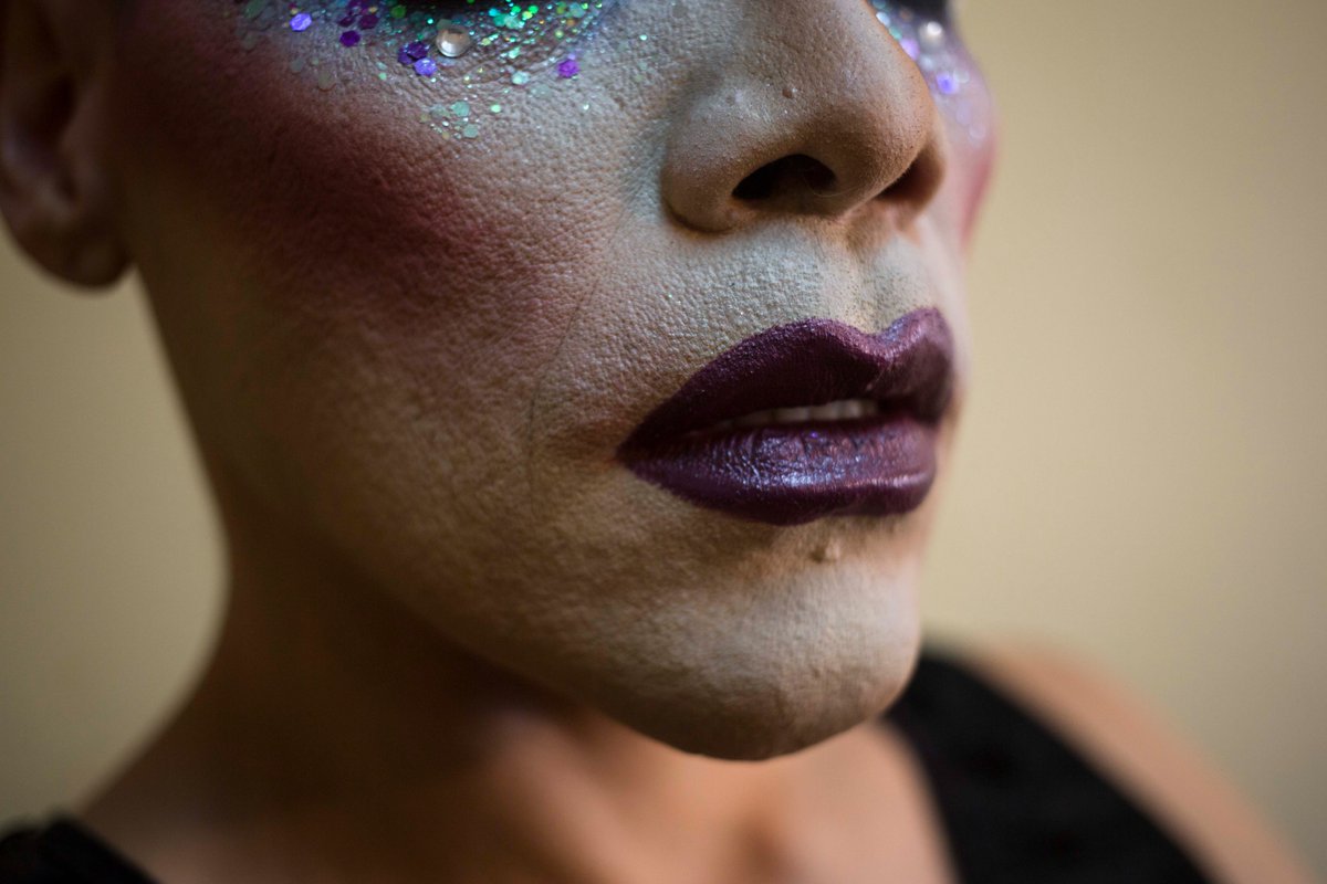 Su nombre es Envidia y su apellido Metenés.

Omar de día, Drag Queen de noche y de día también, me cuenta sus orígenes desde el clown a ser una referente del teatro, el humor y el trabajo comunitario. 

Más en el siguiente tuit :-) 🌈🌈🌈