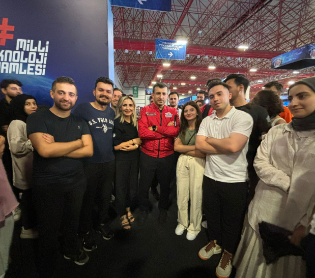 Öğrencilerimizden BAYKAR Yönetim Kurulu Başkanı Selçuk Bayraktar ile TEKNOFEST 2024 Hatırası

<a href="/kastamonuunv/">Kastamonu Üniversitesi</a> 
<a href="/BaykarTech/">BAYKAR</a> 
<a href="/teknofest/">TEKNOFEST</a>