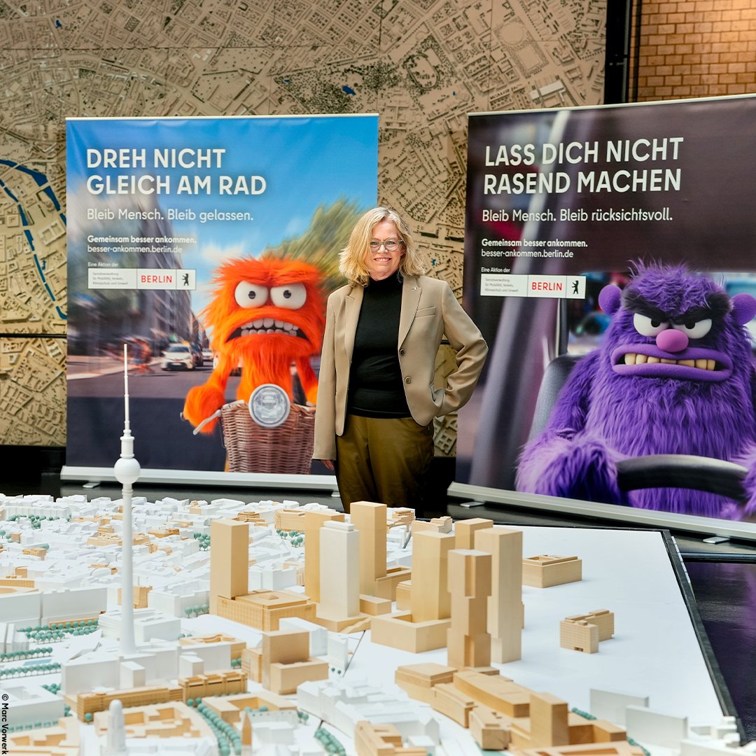 SenMVKUBerlin's tweet photo. Berlin hat ein Monsterproblem! Ob aus Zeitdruck, Ärger oder Unachtsamkeit: Immer mehr Menschen verhalten sich im Verkehr rücksichtslos. Darum startet Senatorin Ute Bonde die Kampagne "Gemeinsam besser ankommen" - für mehr Miteinander auf der Straße:👉 https://t.co/xDNDq6CnGk https://t.co/QsWJlbIPIR