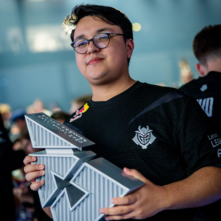 G2CSGO's tweet photo. The pride of Guatemala winning his first Tier 1 trophy 🏆 https://t.co/Nfka1zubW7