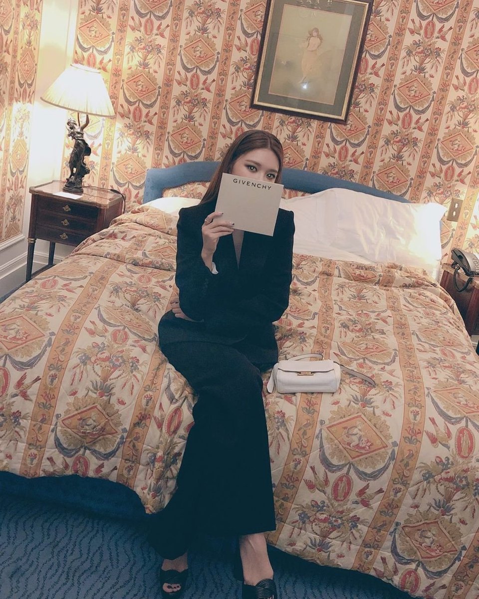 n_snsd_ot8_'s tweet photo. 190930 Sooyoung Instagram
Will you be my date tonight
#GivenchySS20
#GivenchyFamily
#Givenchy
@.givenchyofficial
@.clarewaightkeller
📷@.jdzcity
#수영 #Sooyoung #소녀시대
#SNSD #GirlsGeneration https://t.co/X6v2VUjFeV
